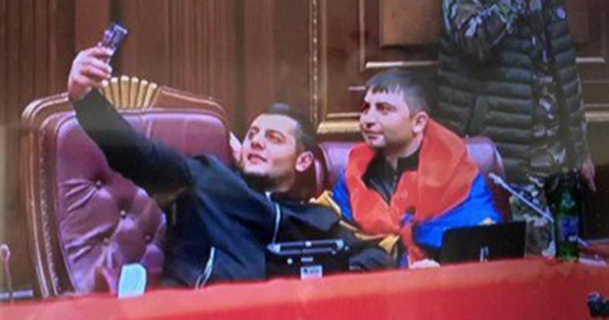 Вооруженные люди ворвались в полицию в ереване. Капитуляция Армении. Захват парламента Армении. Селфи в армянском парламенте. Курит в армянском парламенте.