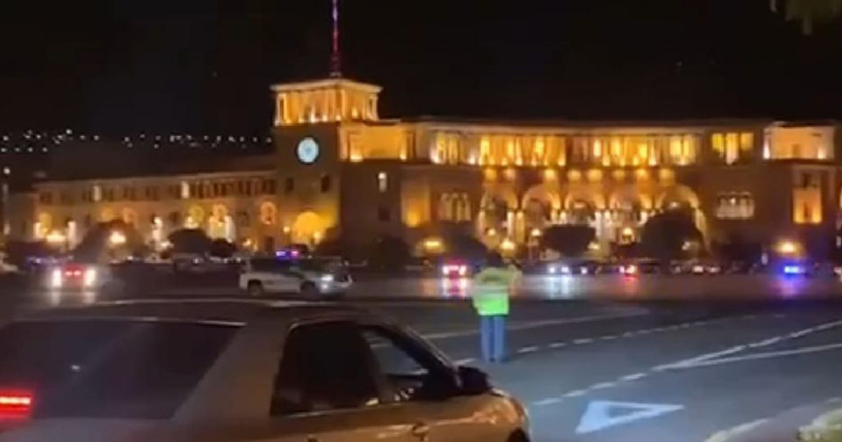 Փաշինյանի ավտոշարասյան համար ոստիկանությունը փակեց Հանրապետության Հրապարակի և մյուս փողոցների երթևեկությունը (տեսանյութ)