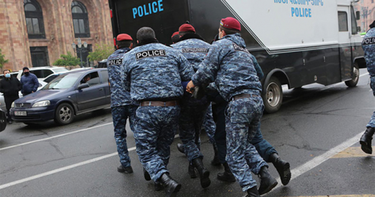 Вооруженные люди ворвались в полицию в ереване. Красный берет полиции. Armenian polic. Police in Armenia. Красный берет в армянские.