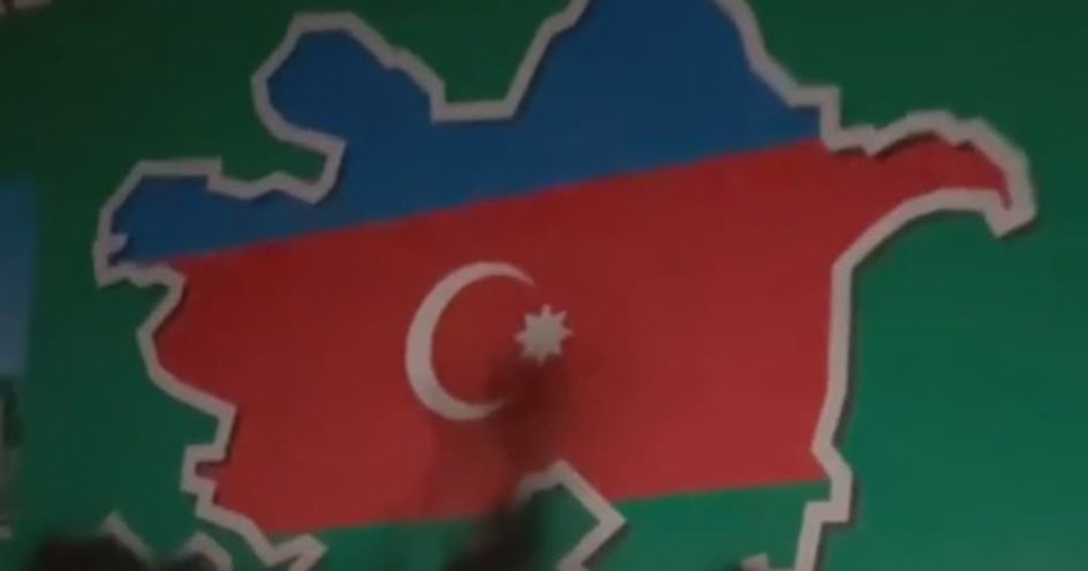 Սյունեցիները ներկ են լցրել Գորիս-Կապան ավտոճանապարհին տեղադրված «Բարի գալուստ Ադրբեջան» գրության վրա (տեսանյութ)