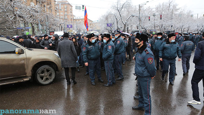 Стычка небольшая. Ереван малый центр. Маштоц полиция. Армения проспект Амирян перекрёсток. 23 Февраля Армения.