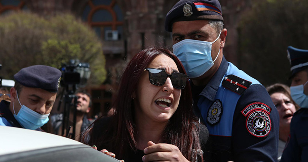 18 апрель женщин. Сюрприз полиция. 7 Апреля в Армении. 7 Апреля женский праздник в Армении. С праздником 7 апреля армянский праздник.
