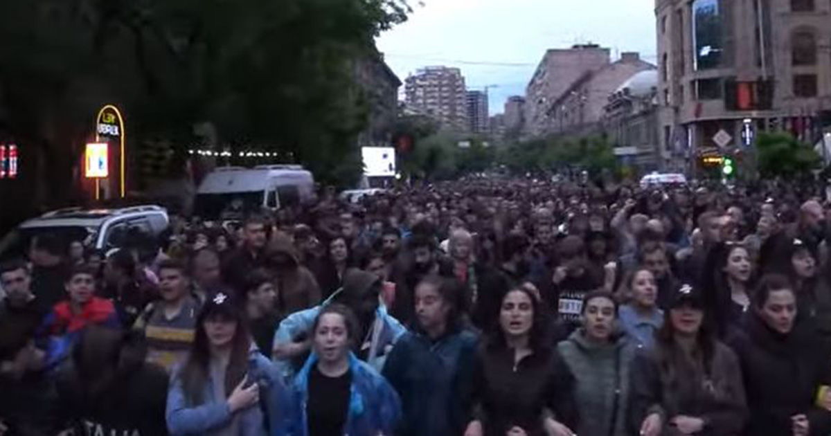 Դիմադրության շարժման երթն անցնում է Ամիրյան փողոցով (տեսանյութ)