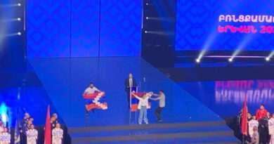 Ինչպես է բռնցքամարտի Եվրոպայի առաջնության բացմանը բեմ բարձրացվում Արցախի դրոշը (տեսանյութ)