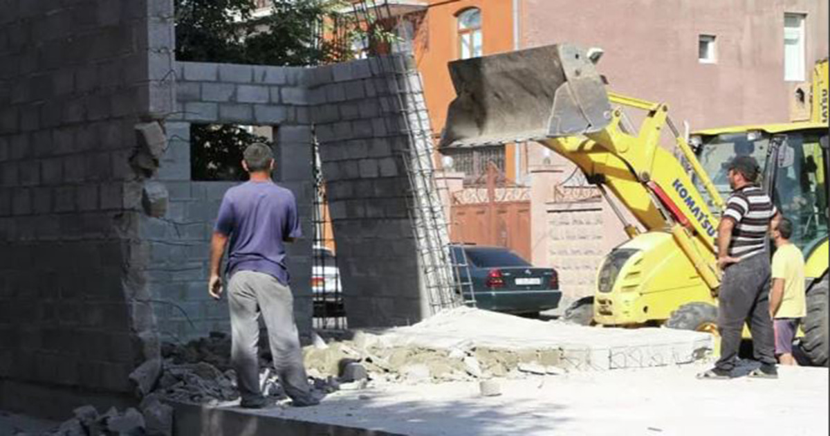 Ապամոնտաժել են Գյումրու ավագանու ՔՊ-ական անդամի կառուցած ապօրինի շինությունը