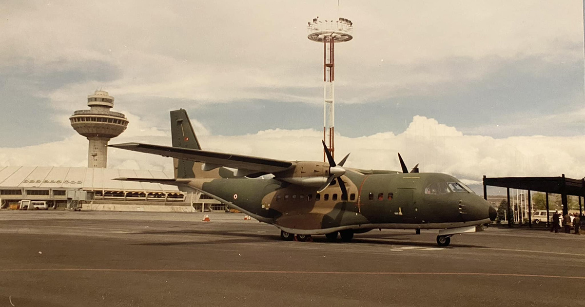 Թուրքական ռազմական օդանավը «Զվարթնոց» օդանավակայանում 1996թ.