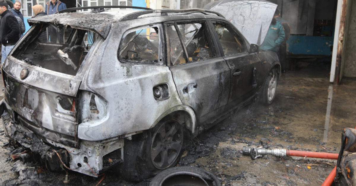 Երևանում այրվել է BMW, 2 մարդու տեղափոխել են բժշկական կենտրոն
