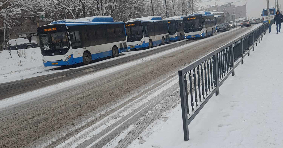 Երևանում ավտոբուսների վարորդները հրաժարվում են երթուղի դուրս գալ․ ոչ ձյունն են մաքրել, ոչ աղ են ցանել