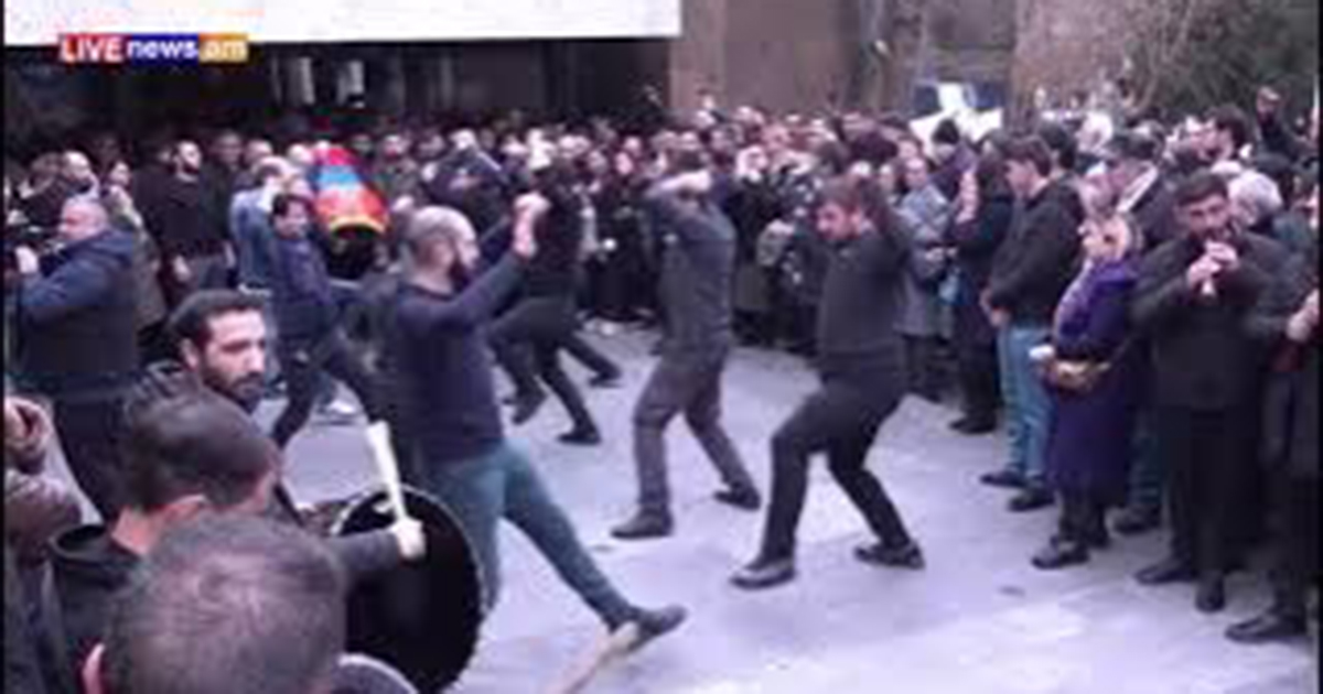 Գագիկ Գինոսյանին վերջին հրաժեշտին հնչեց զուռնան. Տղամարդիկ սկսեցին յարխուշտա պարել (տեսանյութ)