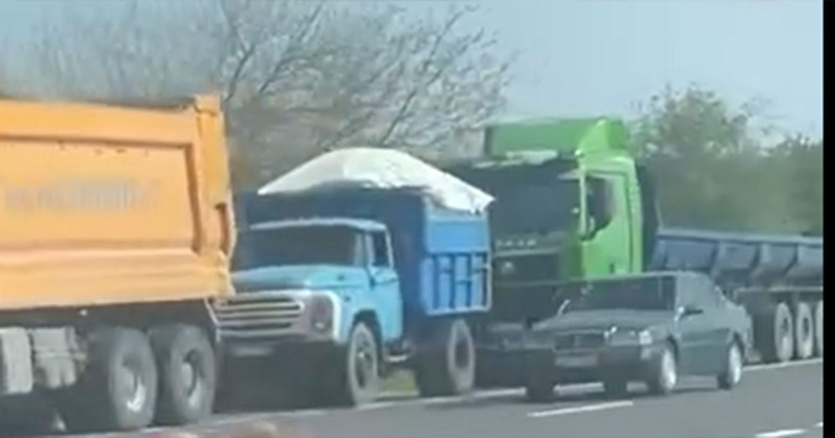 Երևան-Սևան ավտոմայրուղու վրա պարեկները կանգնեցնում են բոլոր բեռնատար մեքենաներին` արգելելով նրանց մուտք գործել Երևան (տեսանյութ)