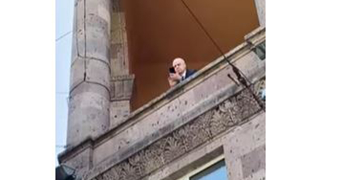 Բրյուսովի ռեկտոր Դավիթ Գյուրջինյանը համալսարանի իր առանձնասենյակի պատշգամբից նկարելով սպառնում է դասադուլ անող ուսանողներին (տեսանյութ)
