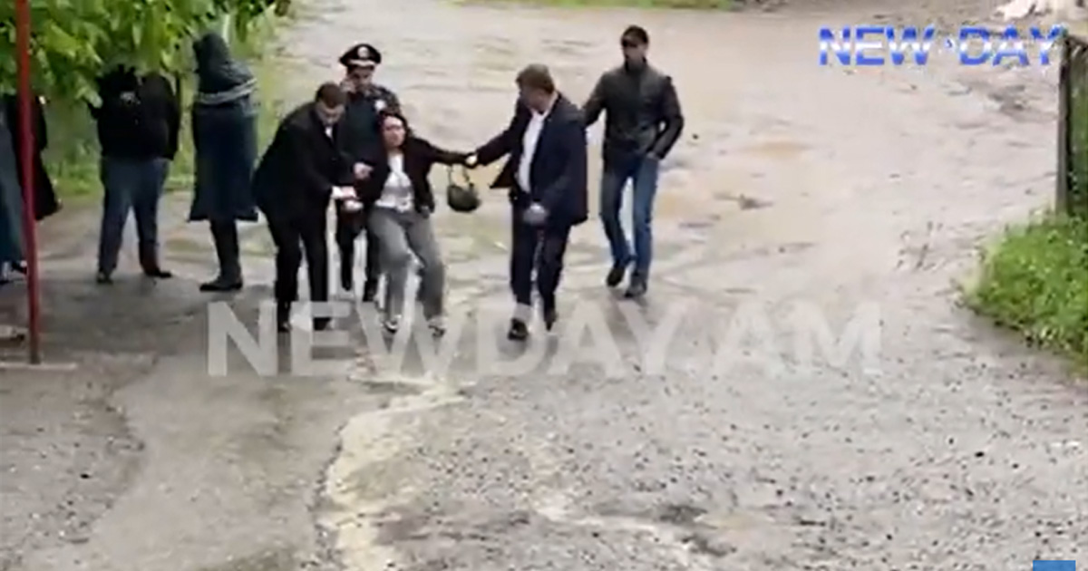 Հրատապ․Անի Գևորգյանին Բաղանիսում Փաշինյանի անվտանգության աշխատակիցները ուժի կիրառմամբ հեռացնում են դպրոցից (տեսանյութ)