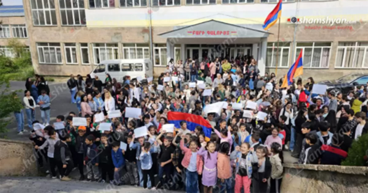 Բյուրականի Թումանյանի անվան դպրոցում դասադուլ է. ուսուցիչները, աշակերտները բողոքում են տնօրենի հեռացման դեմ