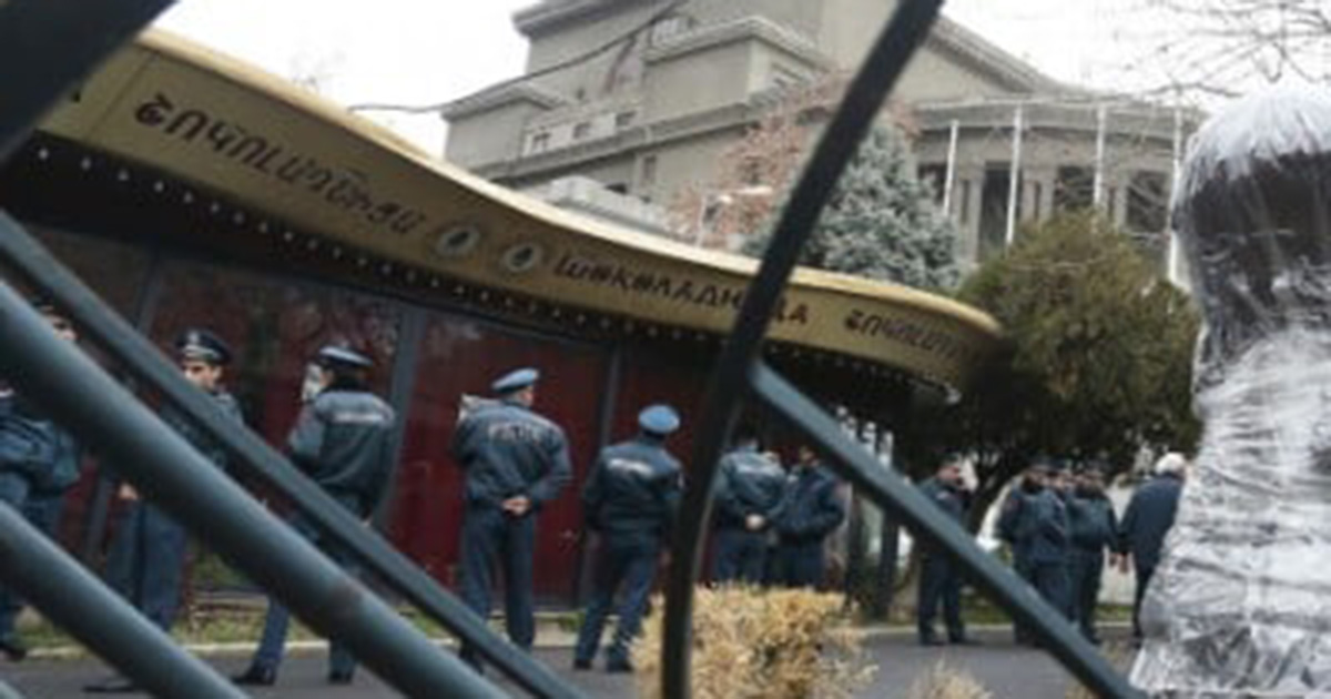 Ոստիկանությունն արգելել է Օպերայի շենքի հարակից սրճարաններին աշխատել. «Փաստինֆո»