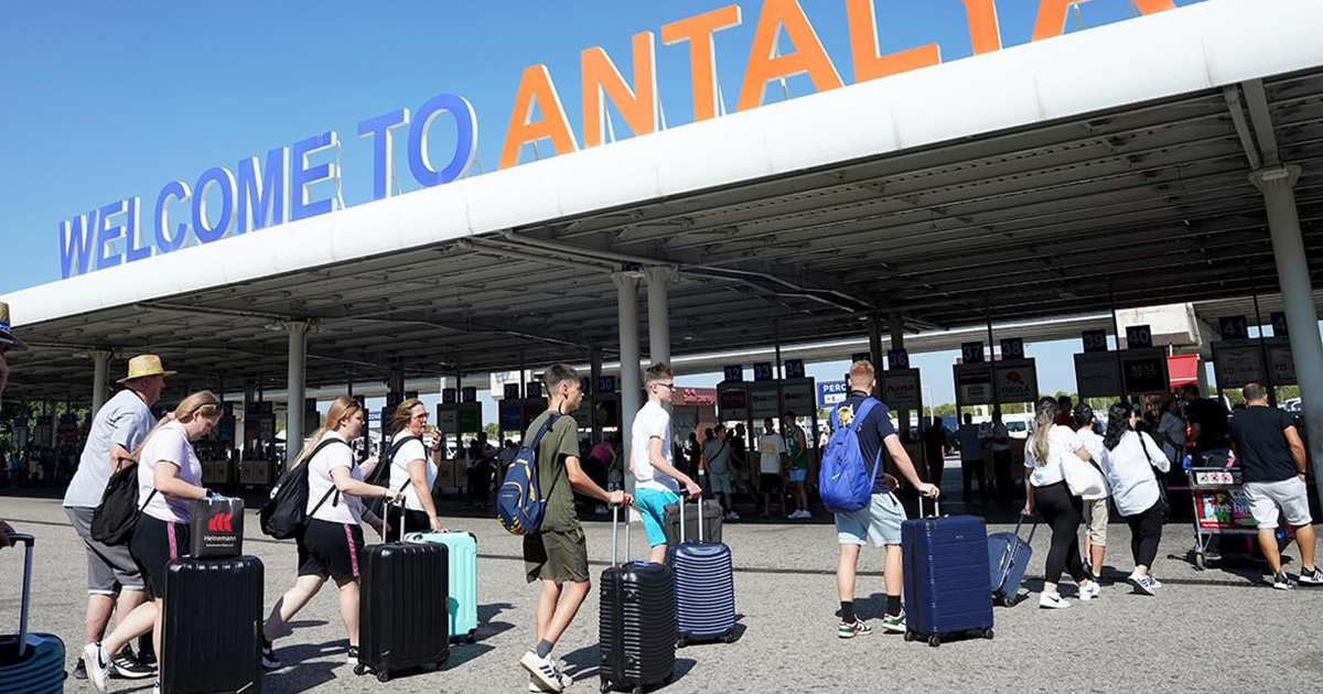 Անթալիայի օդանավակայանում 200 ռուսներ արգելափակվել են, մեկ երեխա կորցրել է գիտակցությունը. Mash