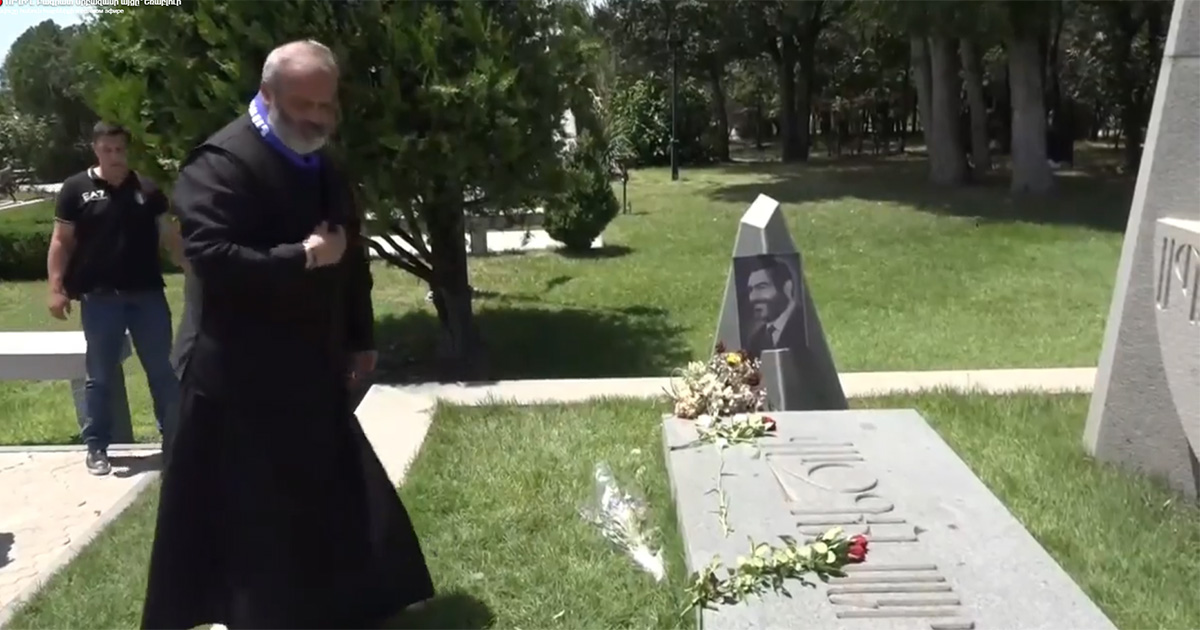 Բագրատ Սրբազանն այցելել է Եռաբլուր,  ծաղիկներ է խոնարհել Իգոր Մուրադյանի շիրիմին (տեսանյութ)