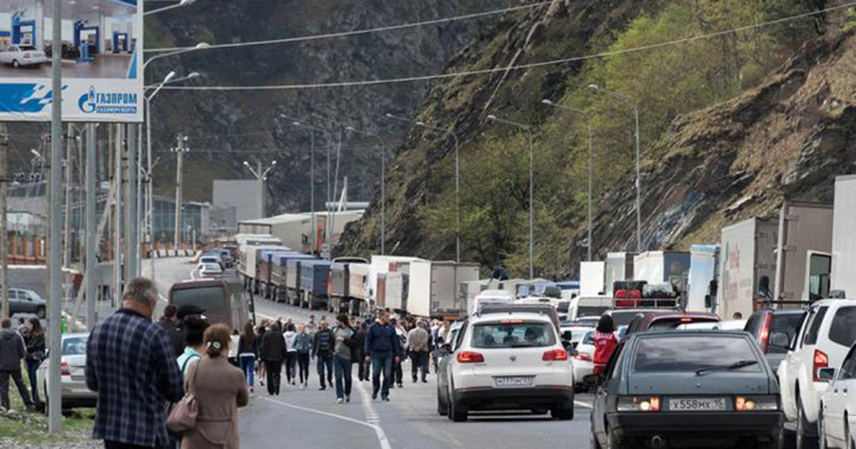 Վերին Լարսում 2608 բեռնատար սպասում է Վրաստանի սահմանն անցնելուն