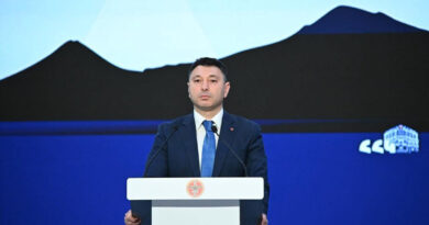 Մի կողմում ՀՀ Անկախության հռչակագիրն է, իսկ մյուս կողմում՝ Հայաստանի ադրբեջանացման հեռանկարը
